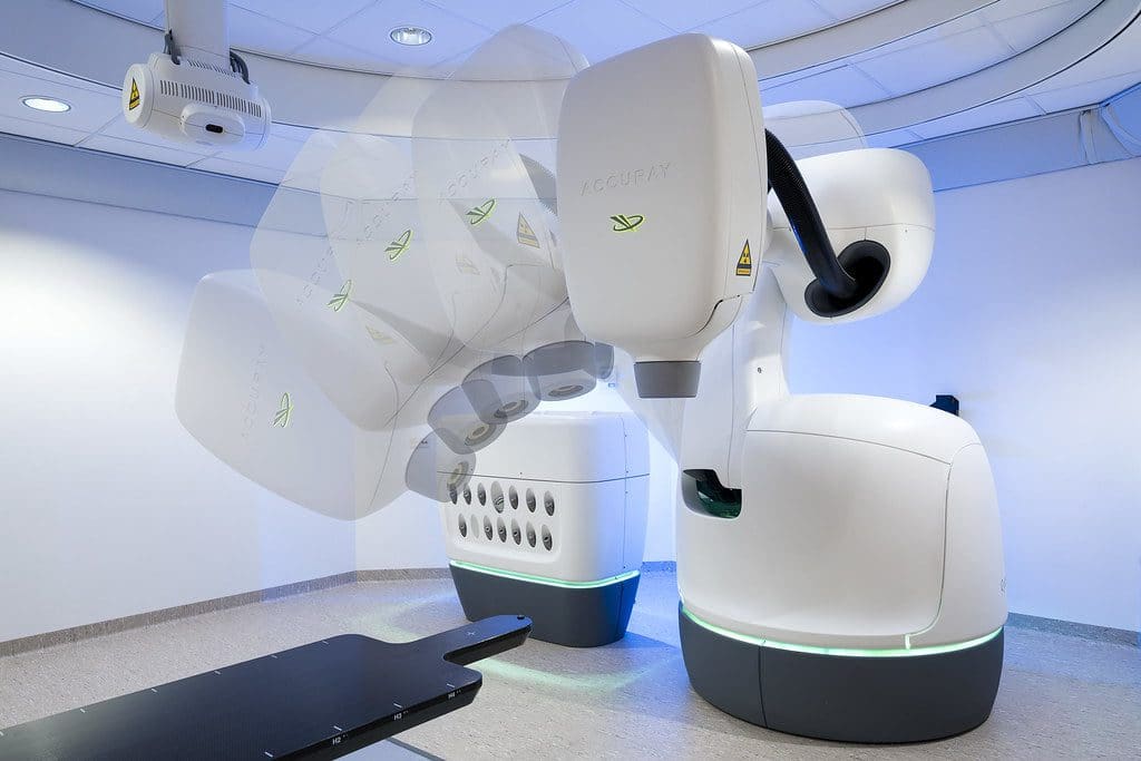 Лучевая терапия что это. Кибер-нож (CYBERKNIFE g4). CYBERKNIFE Accuray. Робот CYBERKNIFE. КИБЕРНОЖ CYBERKNIFE g4.