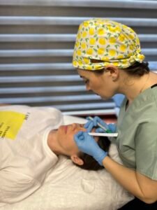 Женщина-пластический хирург в Стамбуле: безопасная и естественная эстетика с Dr. Гюлер Гамзе Эрен